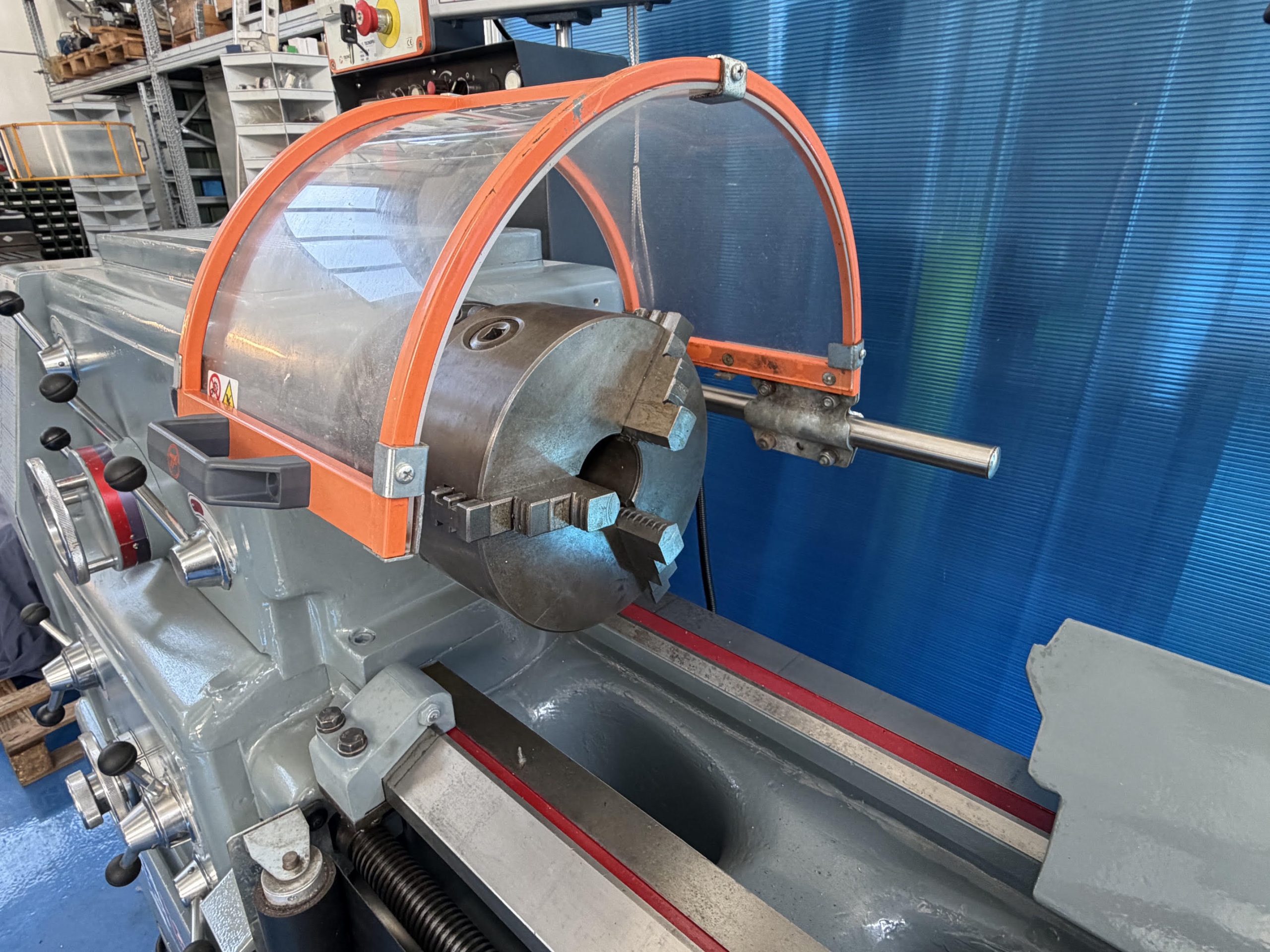 Tornio parallelo CMT Ursus usato, revisionato, passaggio barra 62 mm — dettaglio mandrino a tre griffe